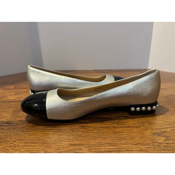 Adrienne Vittadini Corsage Faux Patent Pearl Flats – Silver/Black – Size 9.5 - Picture 7 of 10